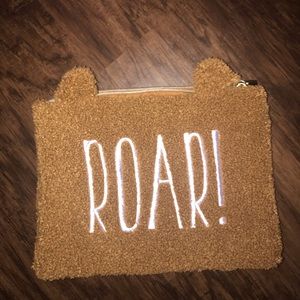 “Roar” pouch for carry-on.